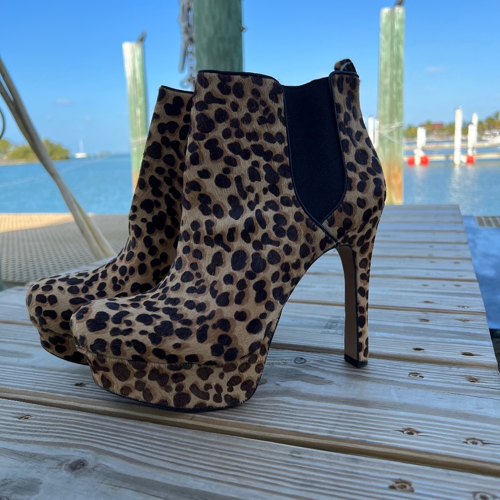 Vince Camuto Cheetah Leopard platform ankle boots 9